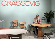 Allard Kwast, agent van Crassevig. De Finna stoelen (rechts) zijn nieuw in het assortiment.